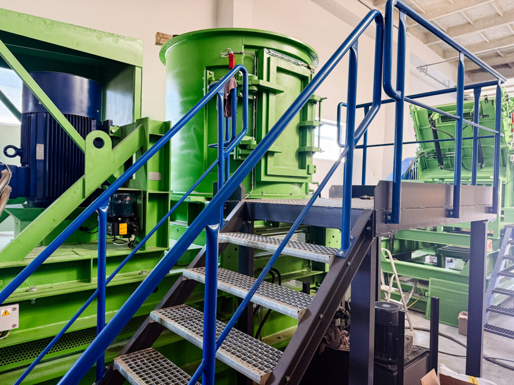 Maszyna przemysłowa MEWA QZ1600 – linia technologiczna w zakładzie produkcyjnym